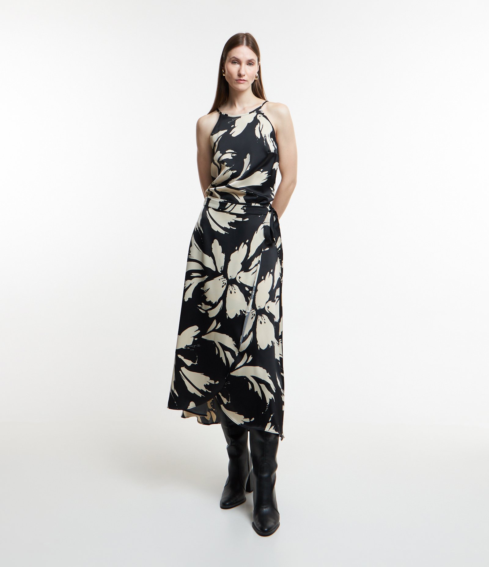 Blusa sem Manga em Tecido Acetinado com Estampa Floral Contrastantes Preto/ Branco 2