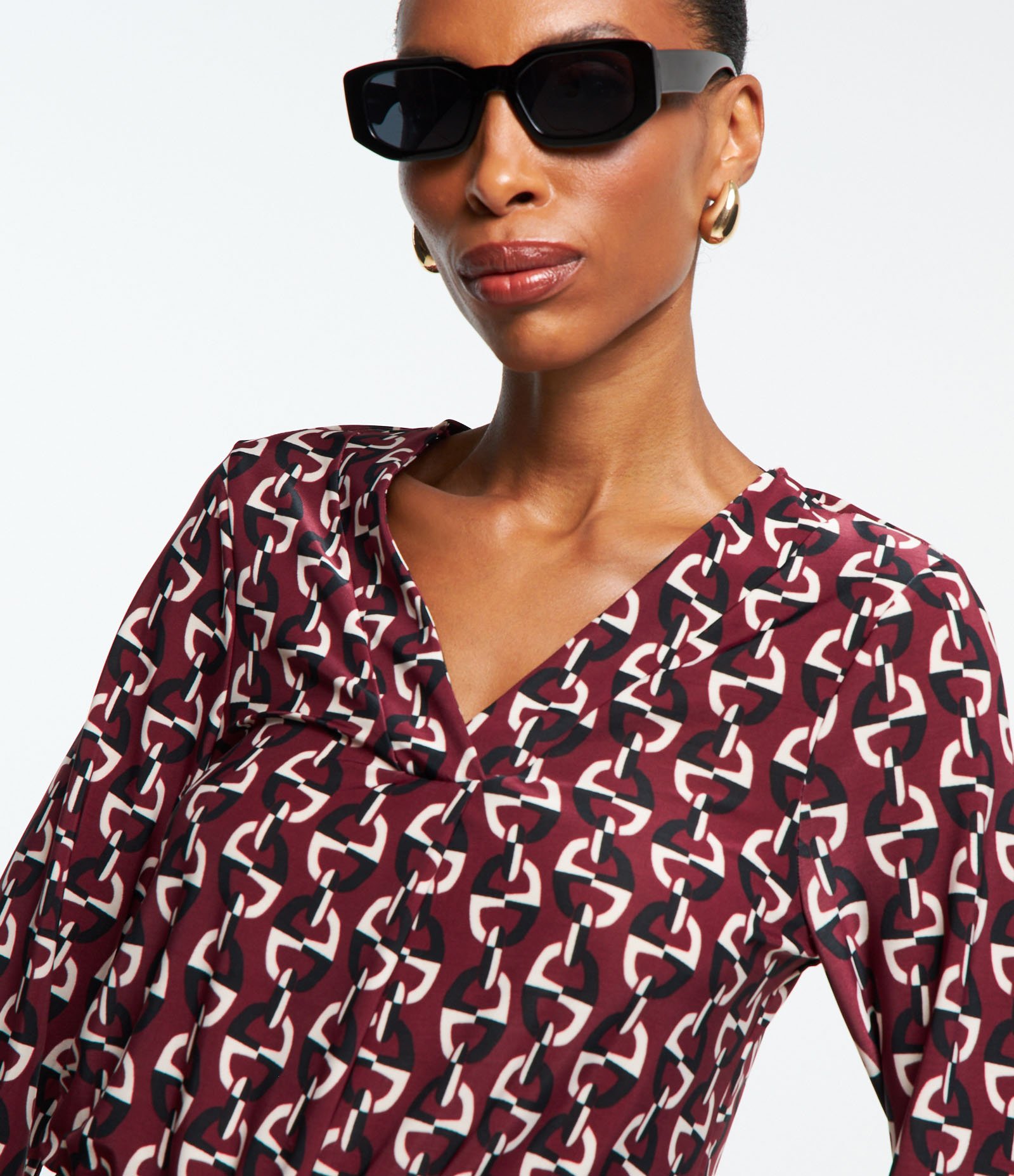 Blusa em Microfibra com Pregas Frontais e Estampa Geométrica Vermelho Vinho 3