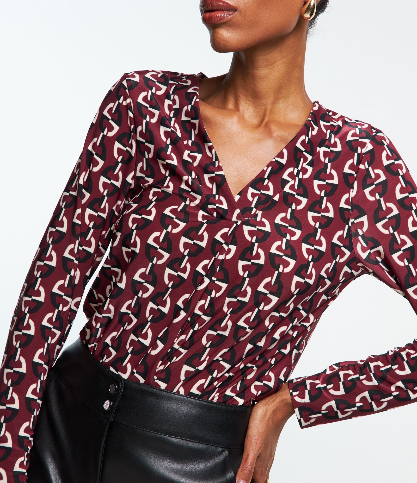 Blusa em Microfibra com Pregas Frontais e Estampa Geométrica Vermelho Vinho 5