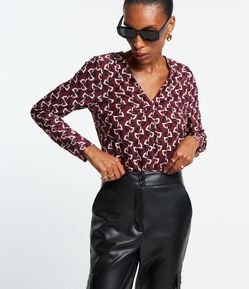 Blusa em Microfibra com Pregas Frontais e Estampa Geométrica