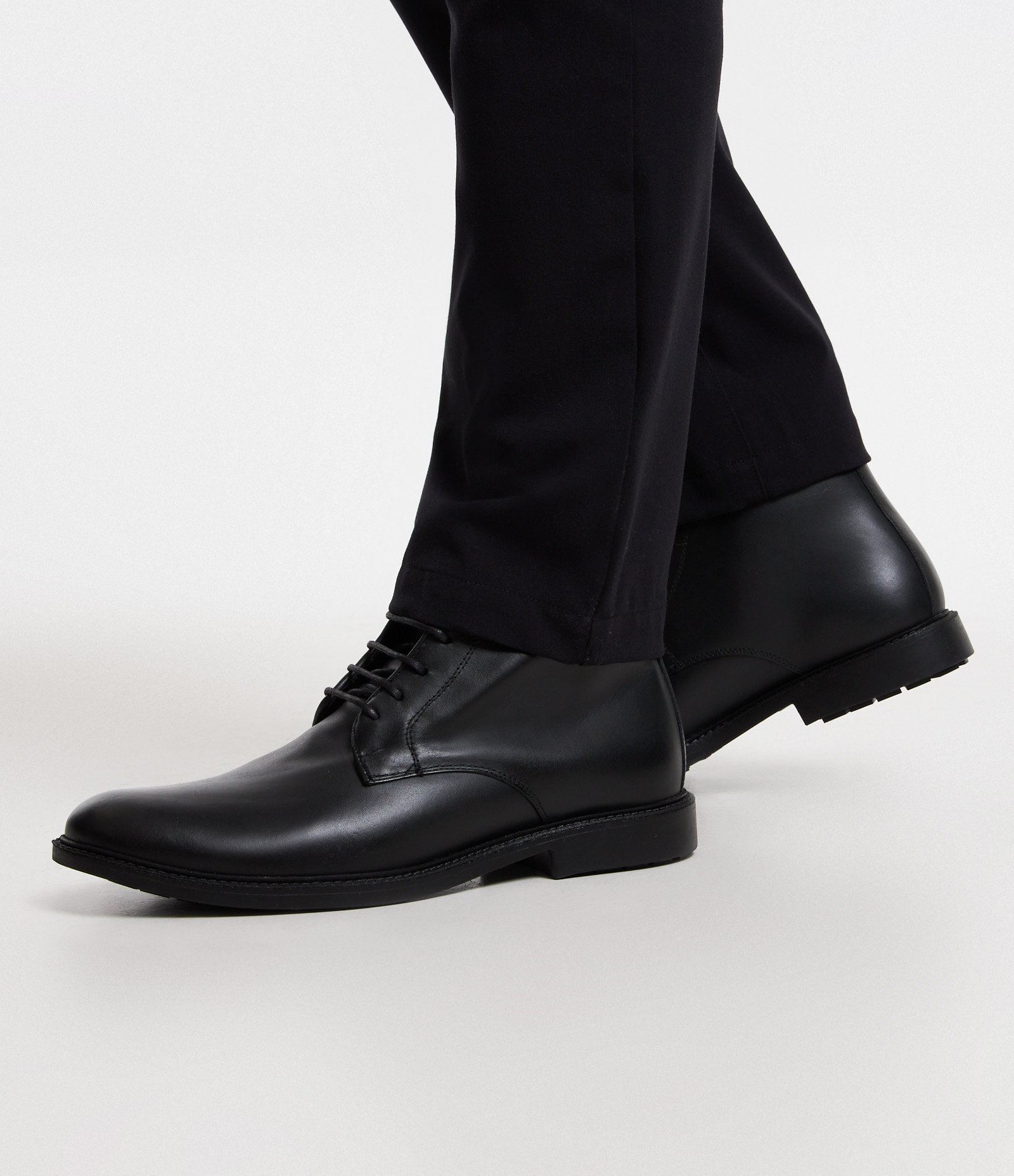 Bota Coturno em Couro com Cadarço Preto 6