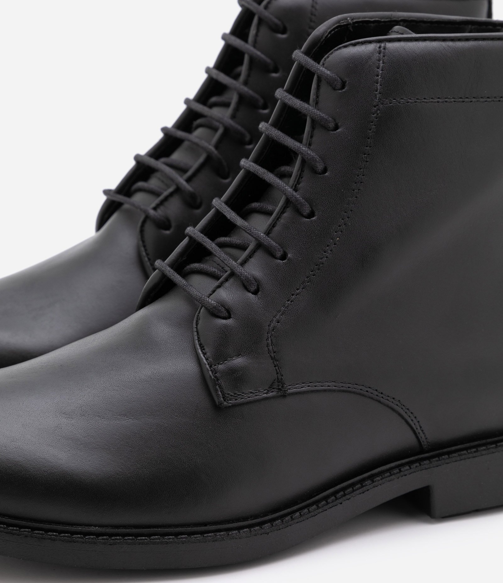 Bota Coturno em Couro com Cadarço Preto 3