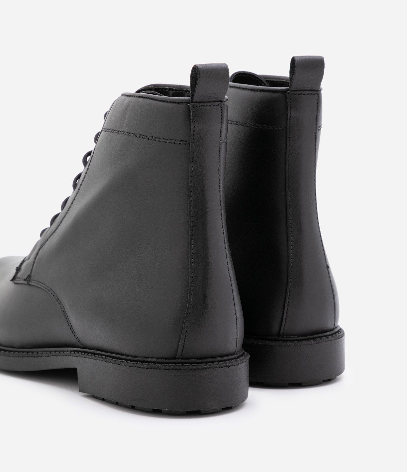 Bota Coturno em Couro com Cadarço Preto 4