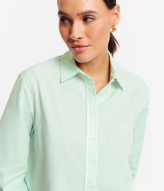 Camisa Cropped em Tricoline com Viés Contrastante e Estampa Listras Verde 3