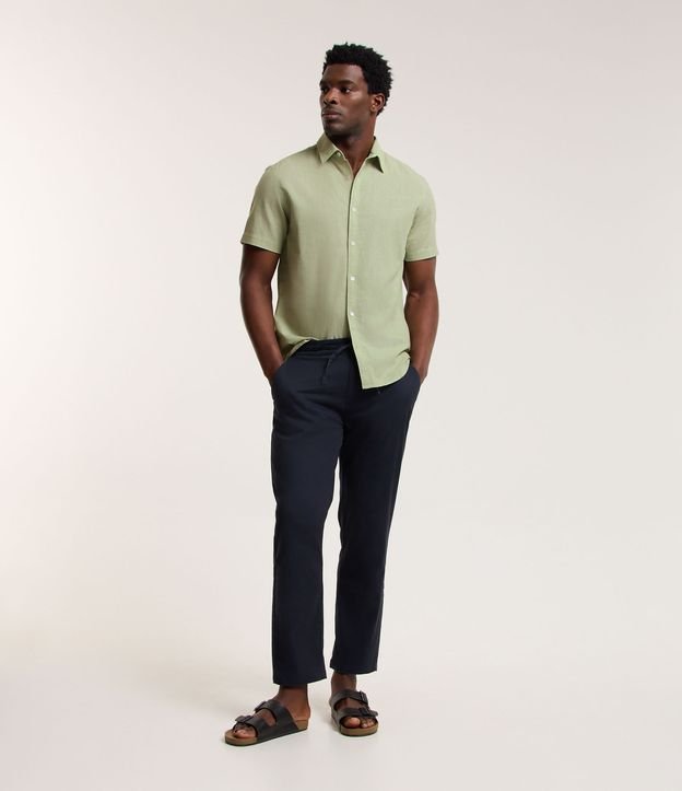 Calça em Algodão com Elastano e Textura Acetinada