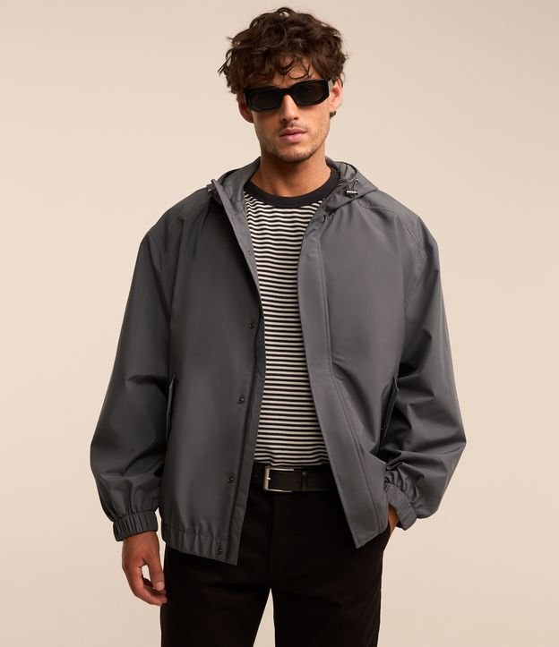 Jaqueta Gola Alta com Capuz e Bolsos com Botões