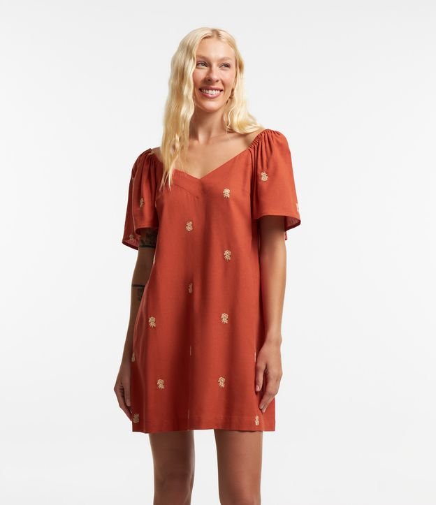 Vestido Curto em Viscolinho com Bordado de Abacaxis