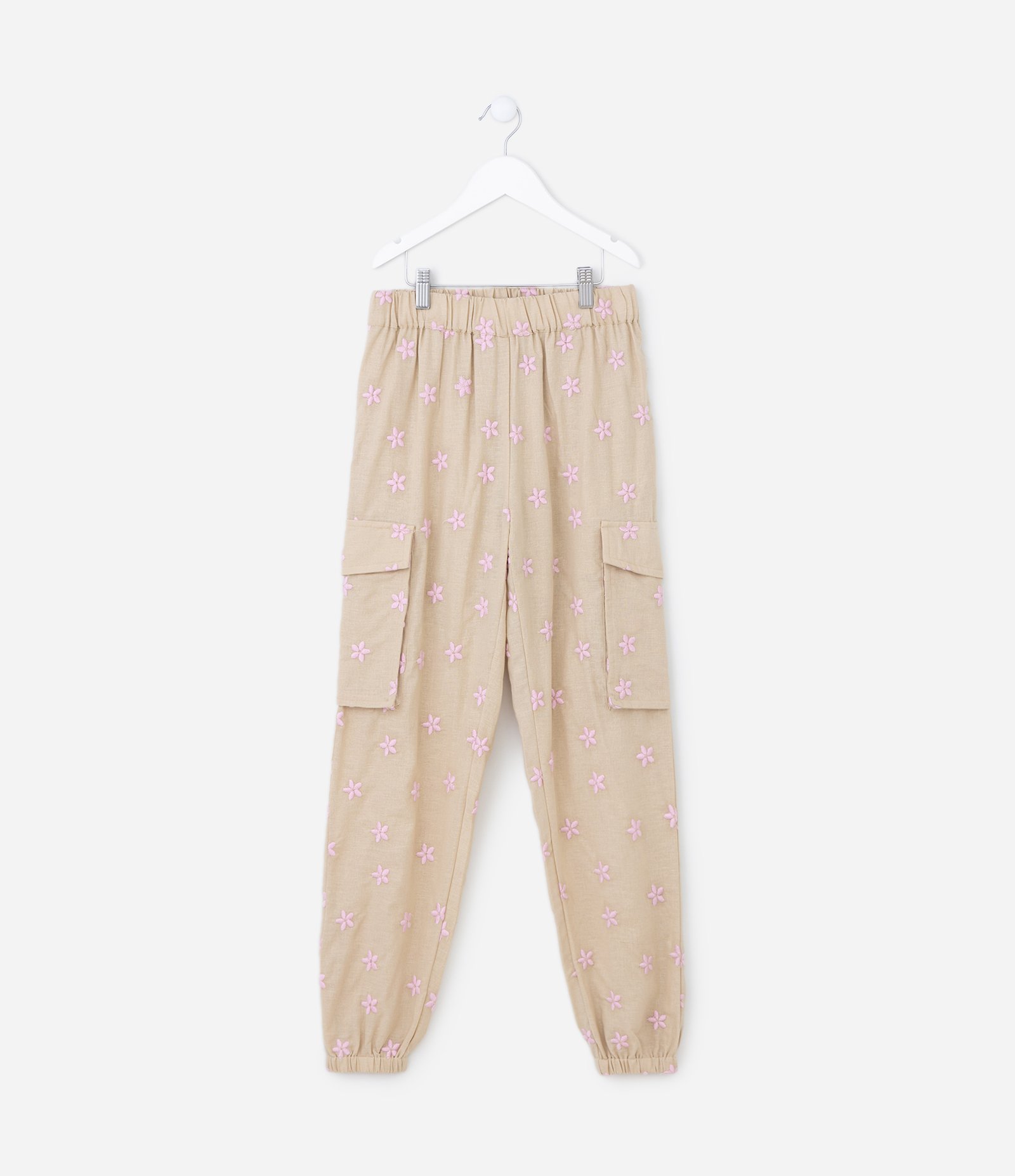 Calça Jogger Infantil com Bolsos Cargo e Bordado Floral de Broderie - Tam 5 a 14 anos Bege 1