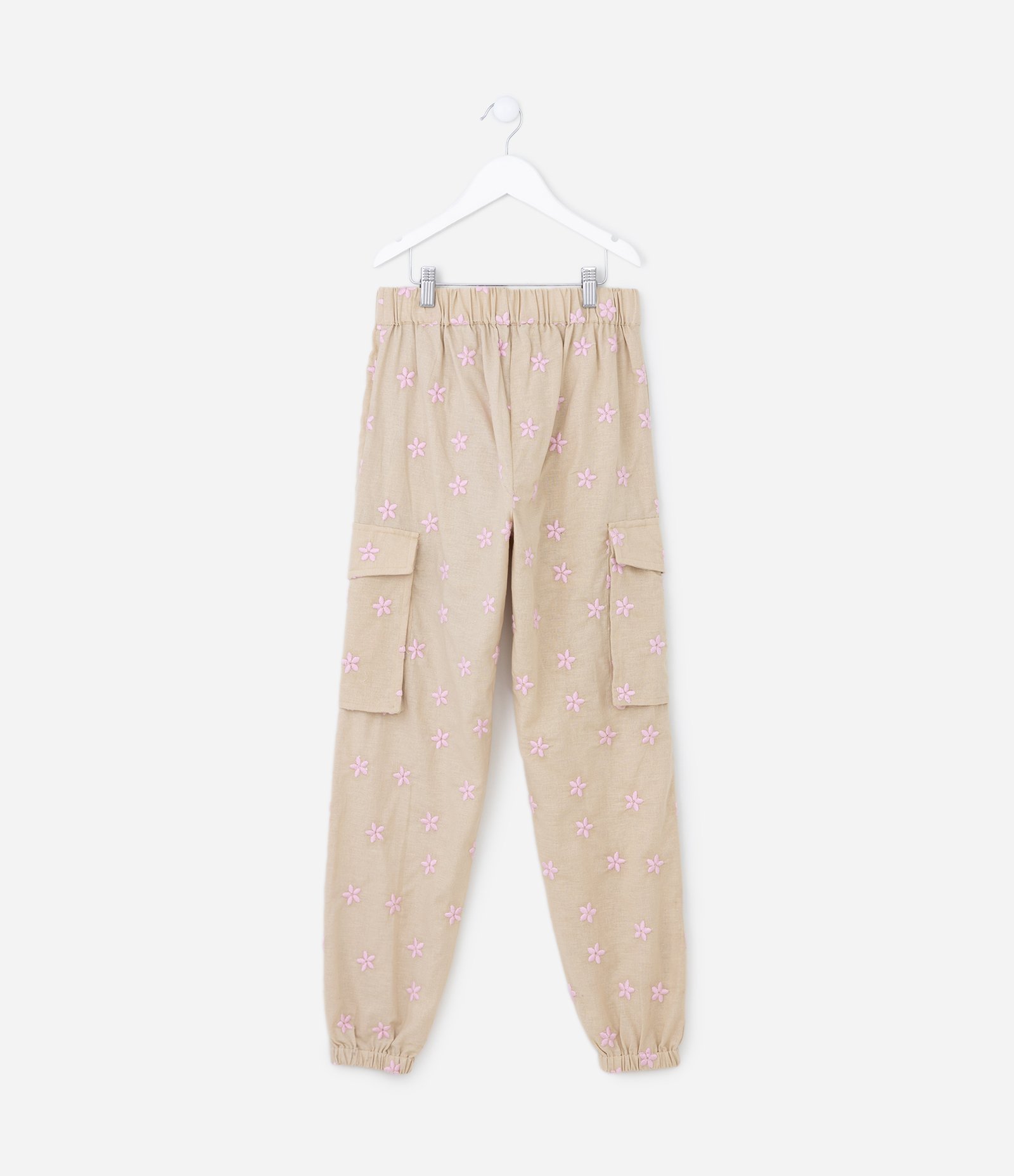 Calça Jogger Infantil com Bolsos Cargo e Bordado Floral de Broderie - Tam 5 a 14 anos Bege 2