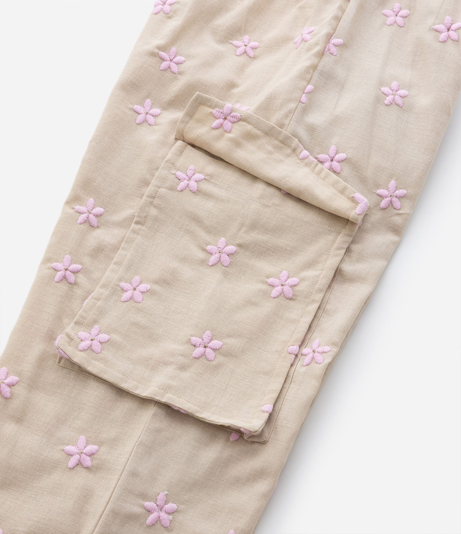 Calça Jogger Infantil com Bolsos Cargo e Bordado Floral de Broderie - Tam 5 a 14 anos Bege 4