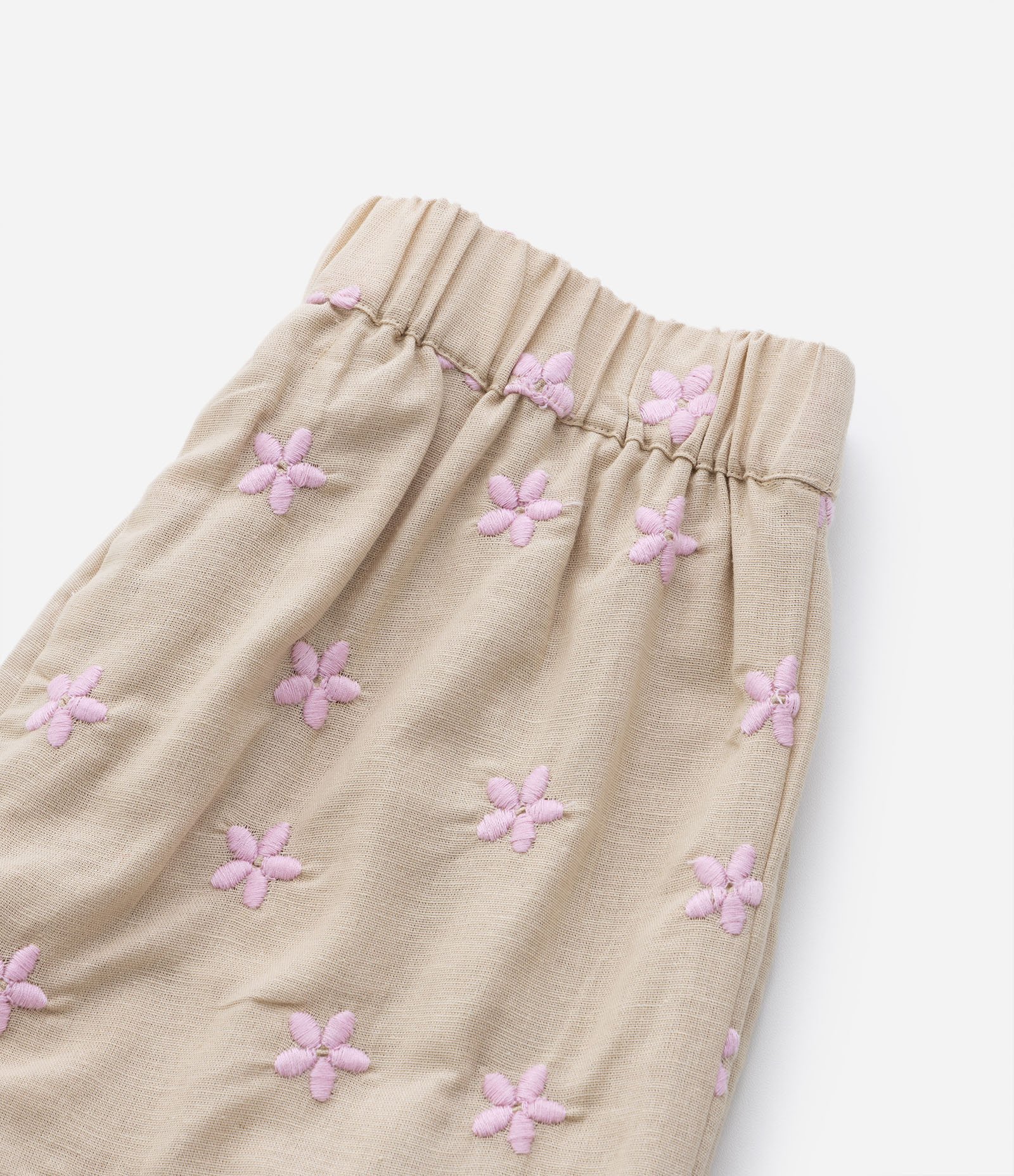 Calça Jogger Infantil com Bolsos Cargo e Bordado Floral de Broderie - Tam 5 a 14 anos Bege 6