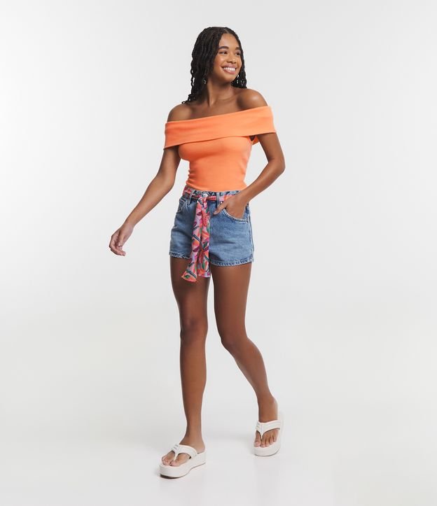 Short em Jeans com Cinto Lenço com Coqueiros Estampados