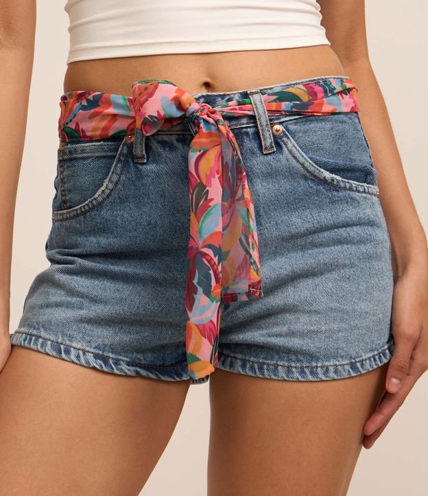 Short em Jeans com Cinto Lenço com Coqueiros Estampados