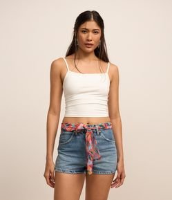 Short em Jeans com Cinto Lenço com Coqueiros Estampados