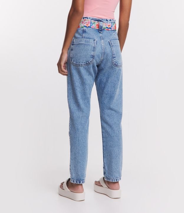 Calça Mom em Jeans com Cinto Lenço com Estampa Aquarelada Azul 2