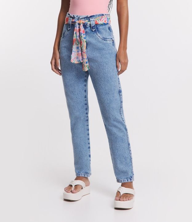 Calça Mom em Jeans com Cinto Lenço com Estampa Aquarelada Azul 3