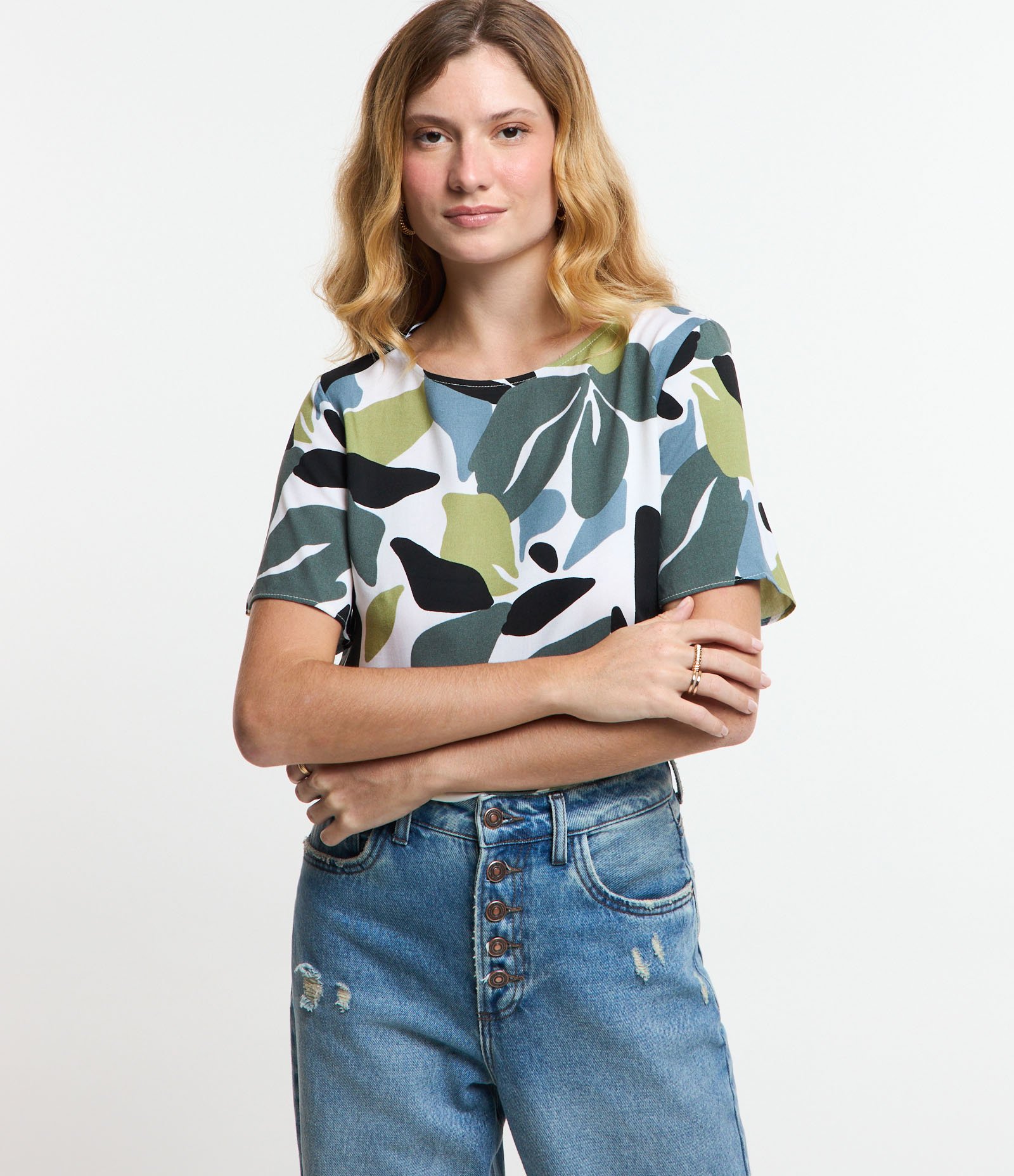 Blusa T-shirt em em Viscose com Estampa de Folhagens Multicores 1