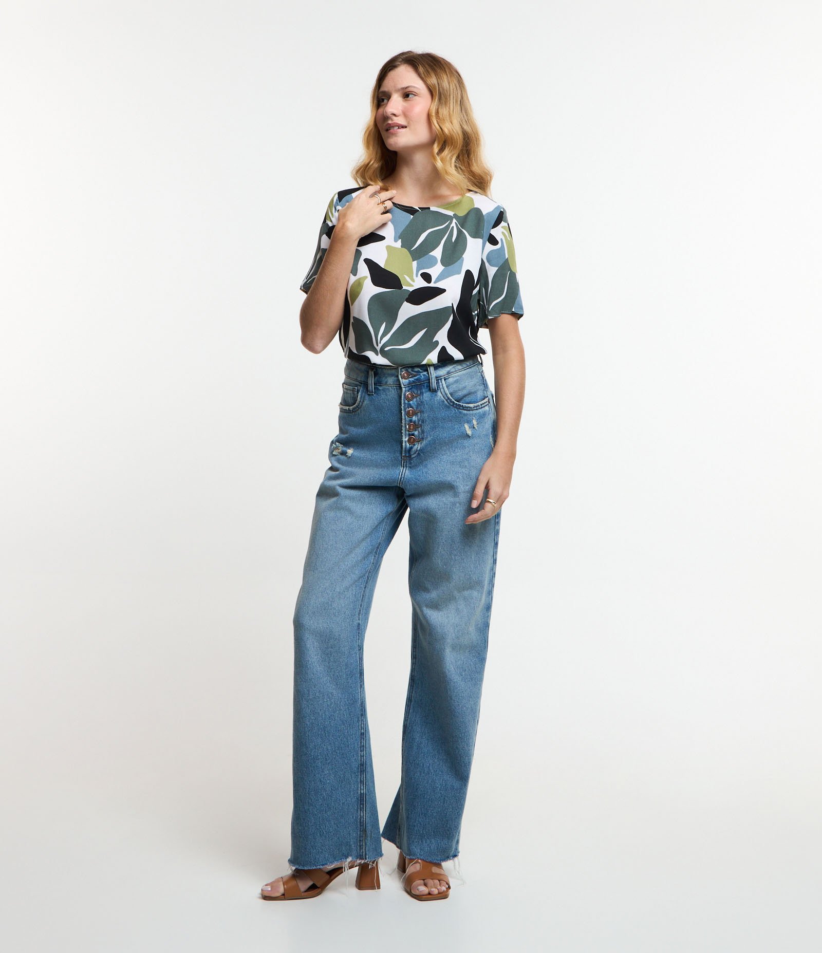 Blusa T-shirt em em Viscose com Estampa de Folhagens Multicores 2