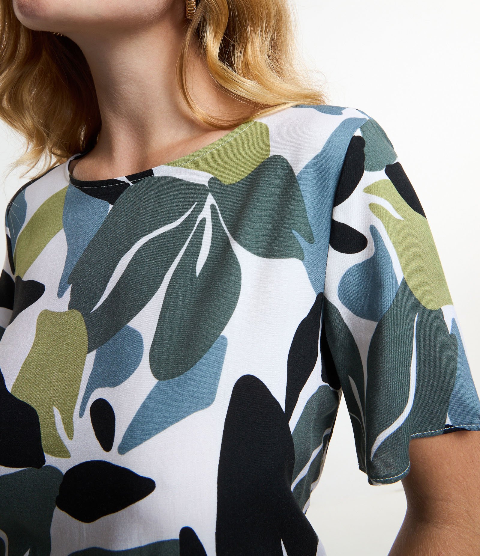 Blusa T-shirt em em Viscose com Estampa de Folhagens Multicores 4