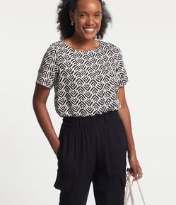Blusa em Viscose com Abotoamento na Gola e Estampa Abstrata