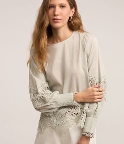 Blusa em Laise com Detalhes Rendados e Manga Bufante