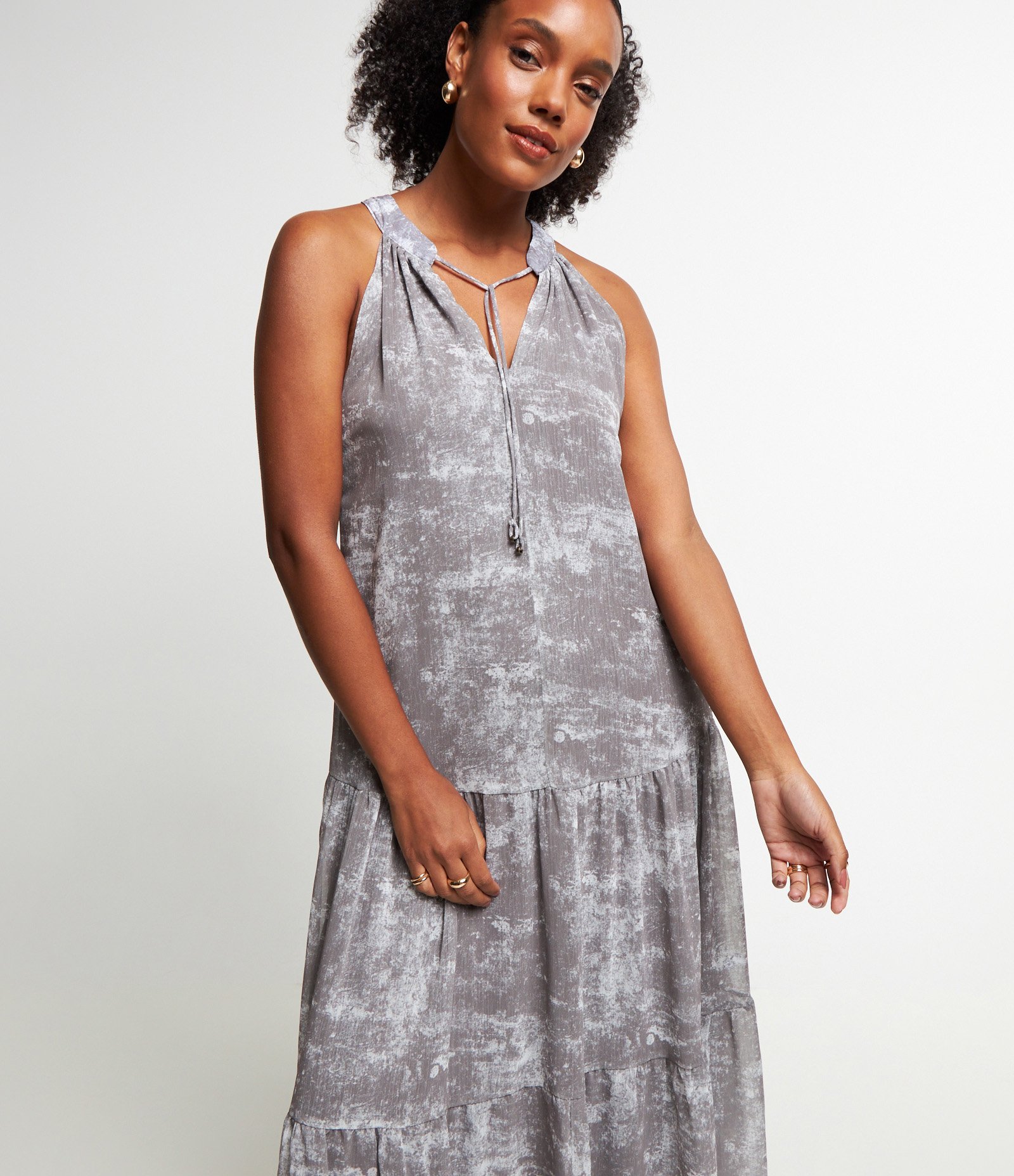 Vestido Midi em Chiffon com Amarração na Gola e Recorte Franzido na Saia Cinza 1