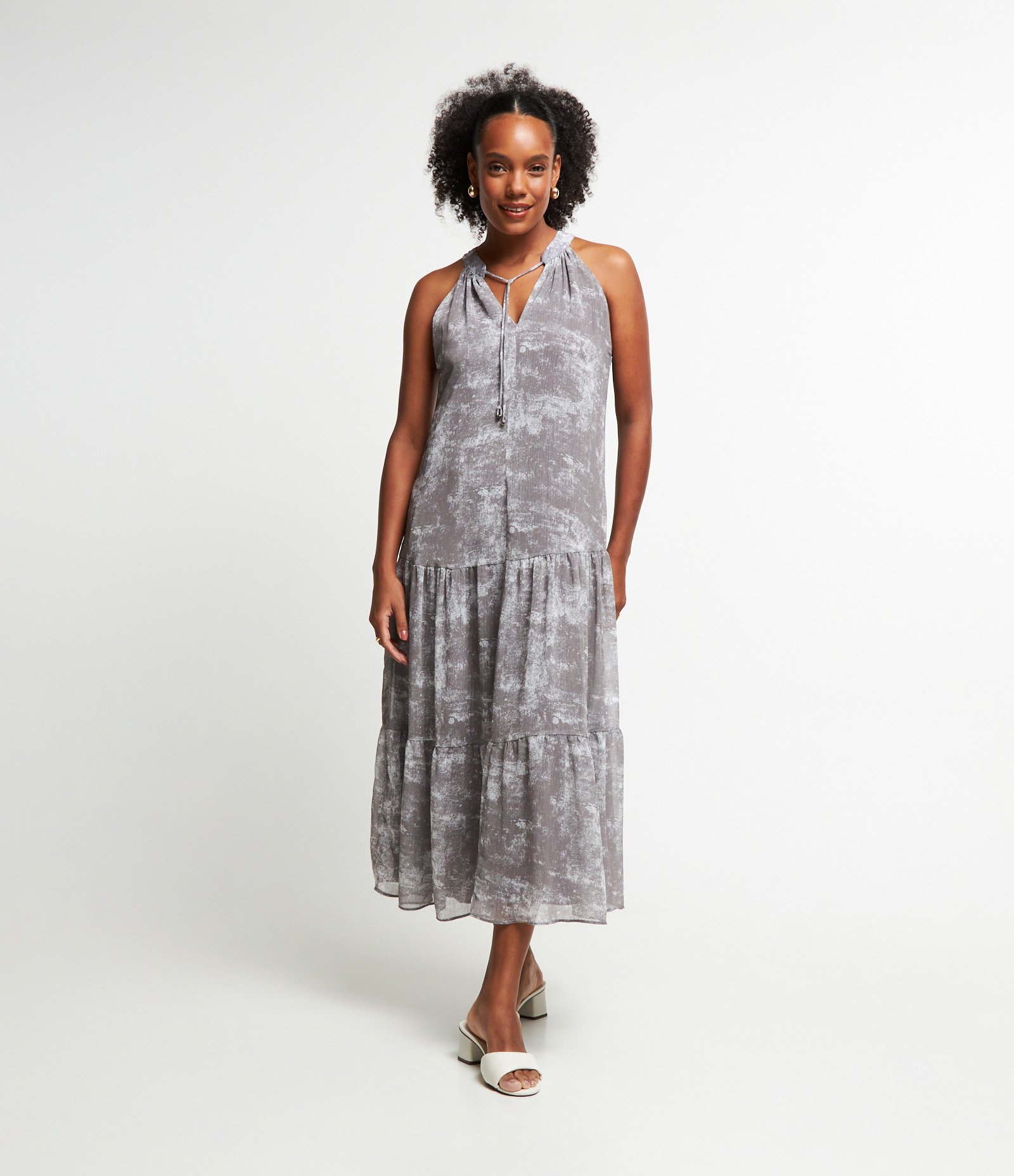 Vestido Midi em Chiffon com Amarração na Gola e Recorte Franzido na Saia Cinza 2