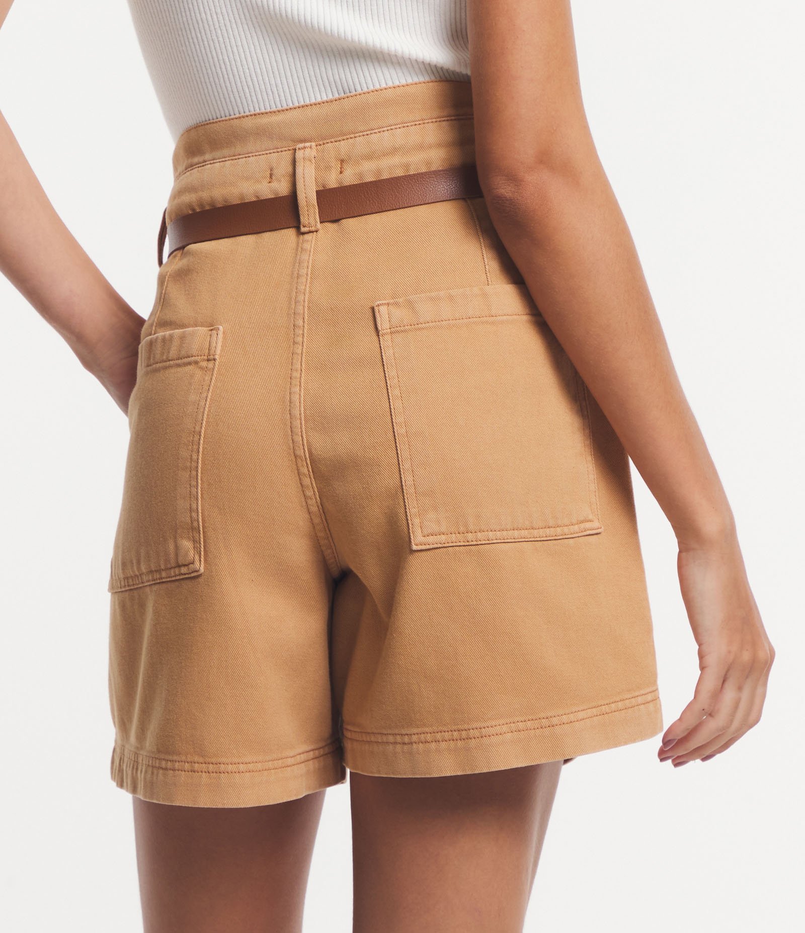 Bermuda Mom em Sarja com Cinto e Cós Diferenciado Bege 3