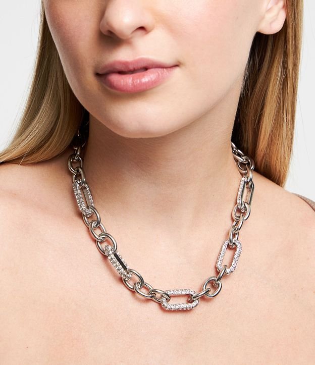 Colar Corrente Curto com Elos Diferenciados com Strass