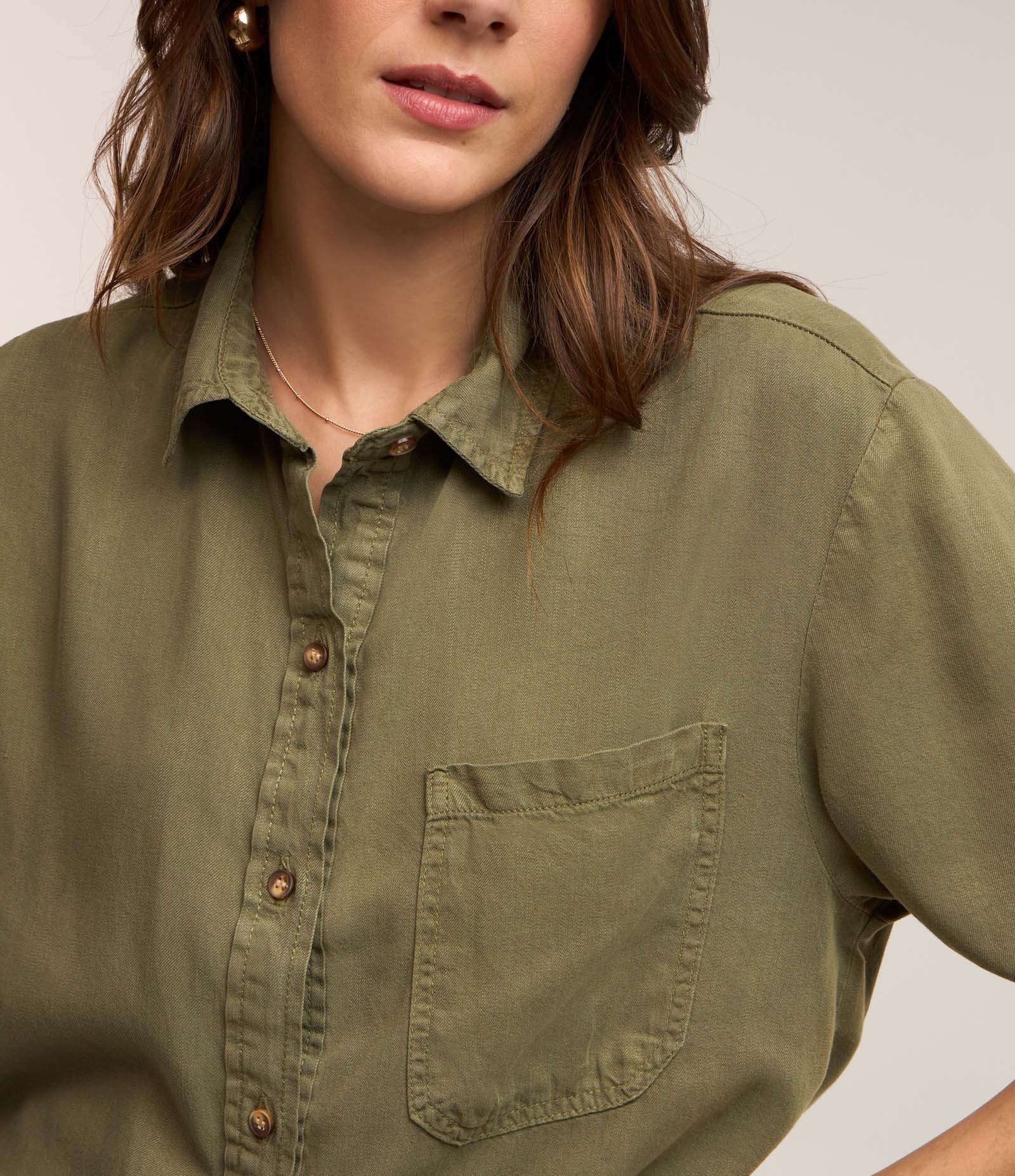 Camisa em Sarja com Abotoamento Frontal e Bolso Verde 2