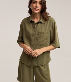 Camisa em Sarja com Abotoamento Frontal e Bolso
