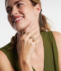 Kit 04 Anéis em Metal e Resina em Formatos Variados