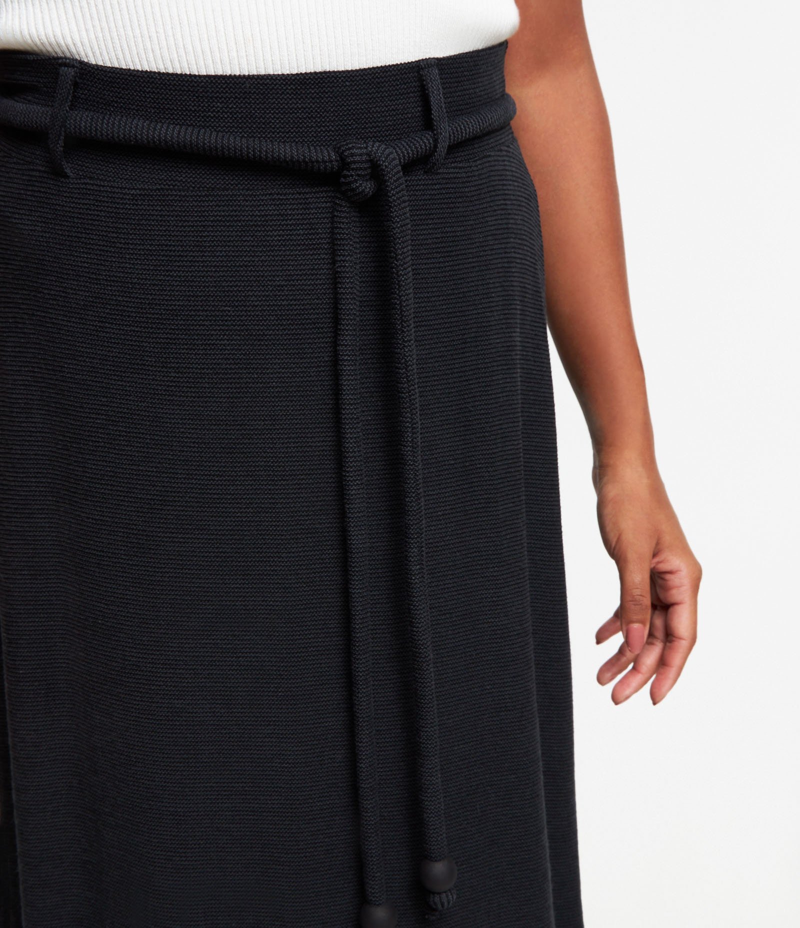 Saia Midi em Malha Viscose com Cinto Cordão e Texturas Preto 4