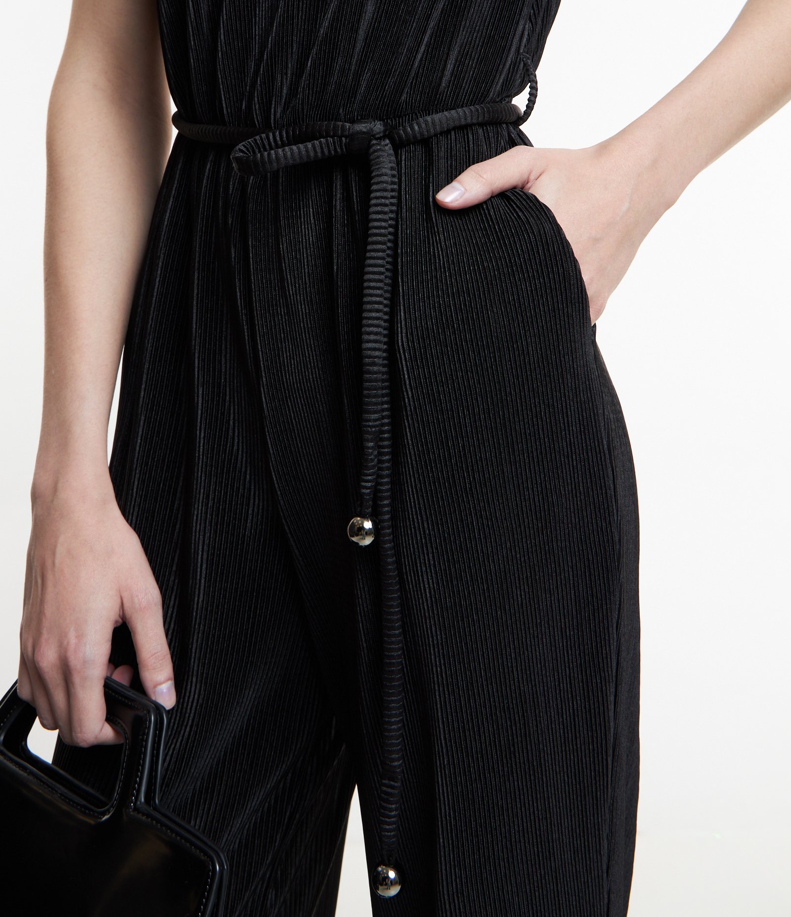 Macacão com Amarração na Cintura e Textura Plissada Preto 4