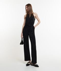 Macacão com Amarração na Cintura e Textura Plissada