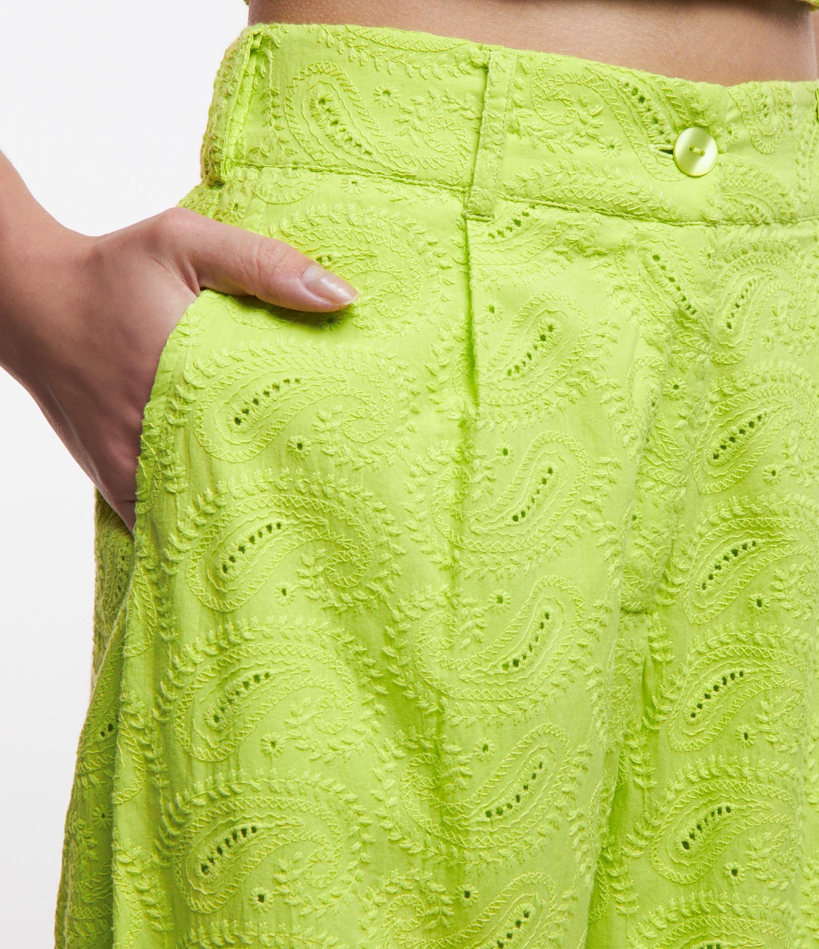 Calca Parachute em Laise com Bordado Paisley e Amarração na Barra Verde 4