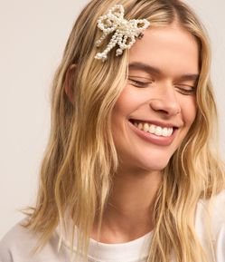 Presilha de Cabelo em Pérola Formato Laço Duplo