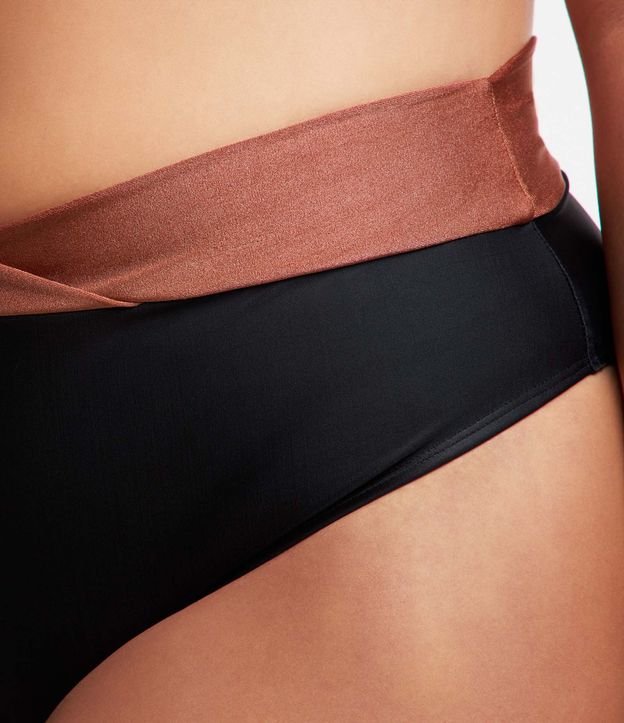Biquíni Calcinha Hot Pants em Microfibra Leve Bicolor com Cós Transpassado Curve & Plus Size Preto/Marrom Cobre 4