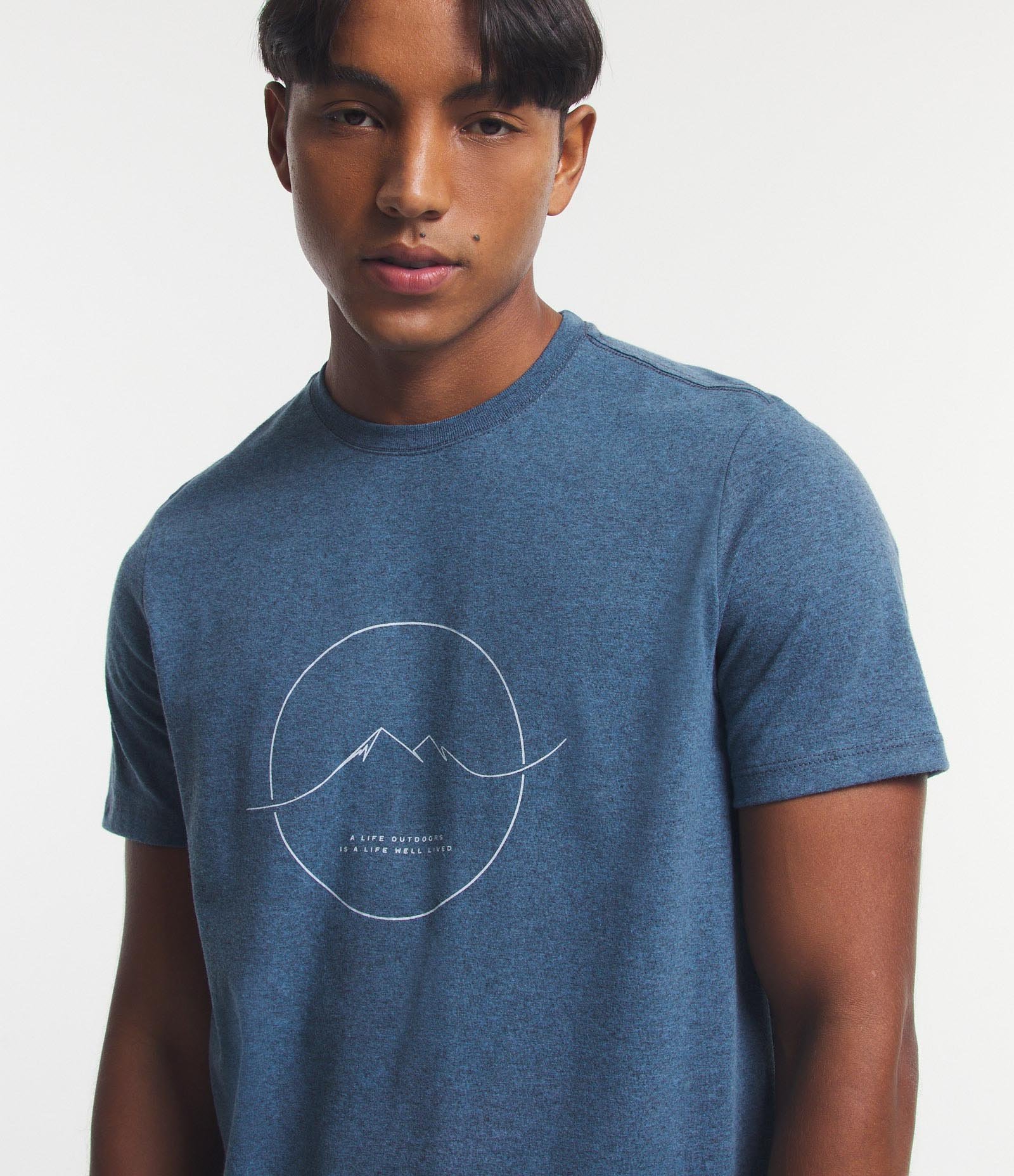 Camiseta Regular em Meia Malha com Estampa Círculo com Montanha Azul 4