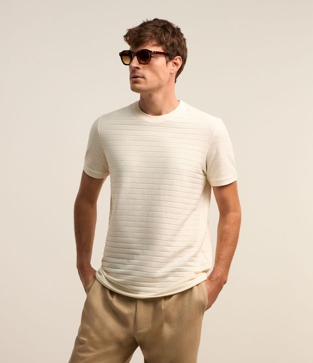 Camiseta com Textura Horizontal em Listras