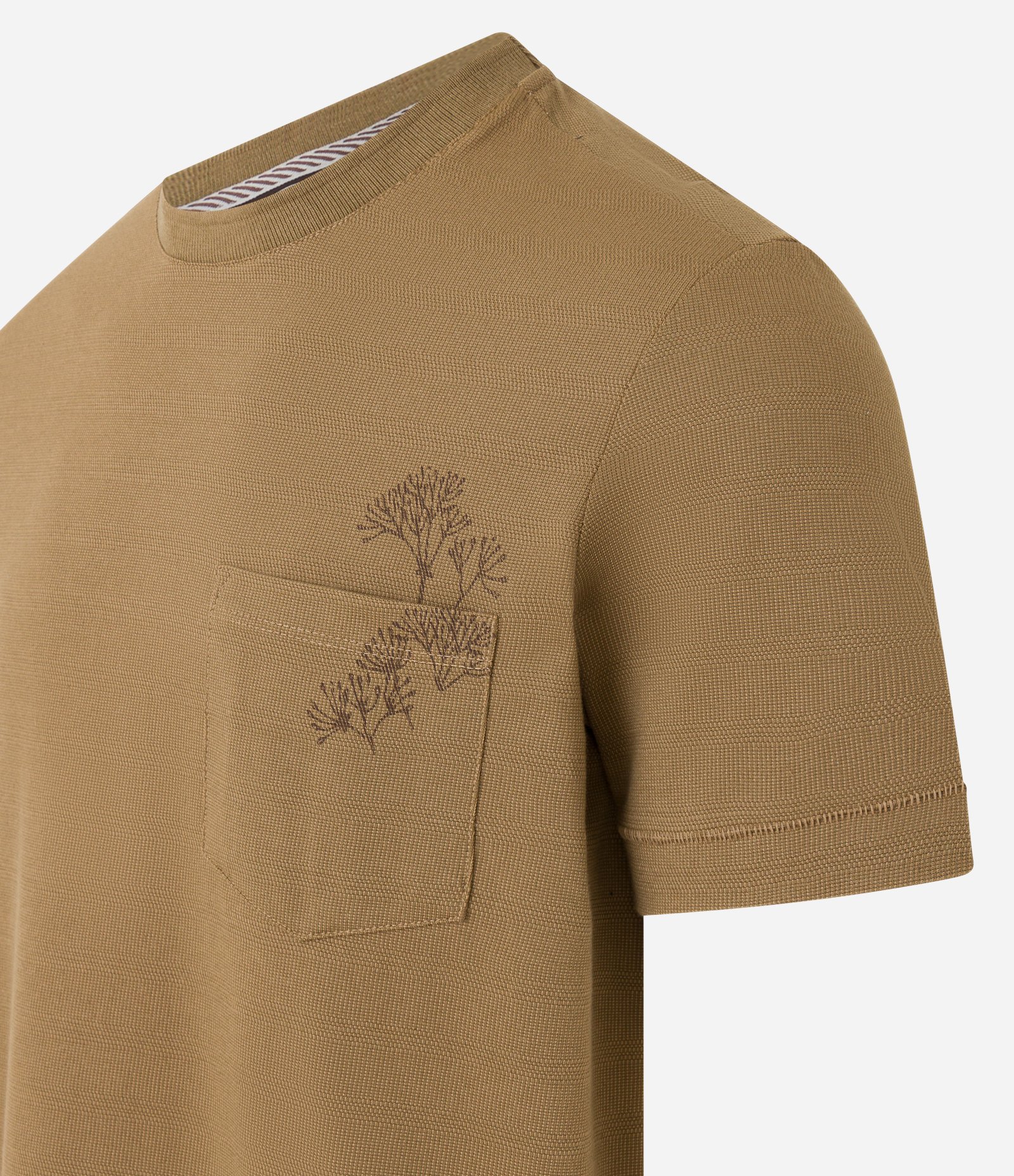 Camiseta com Estampa Localizada e Bolso Marrom 6