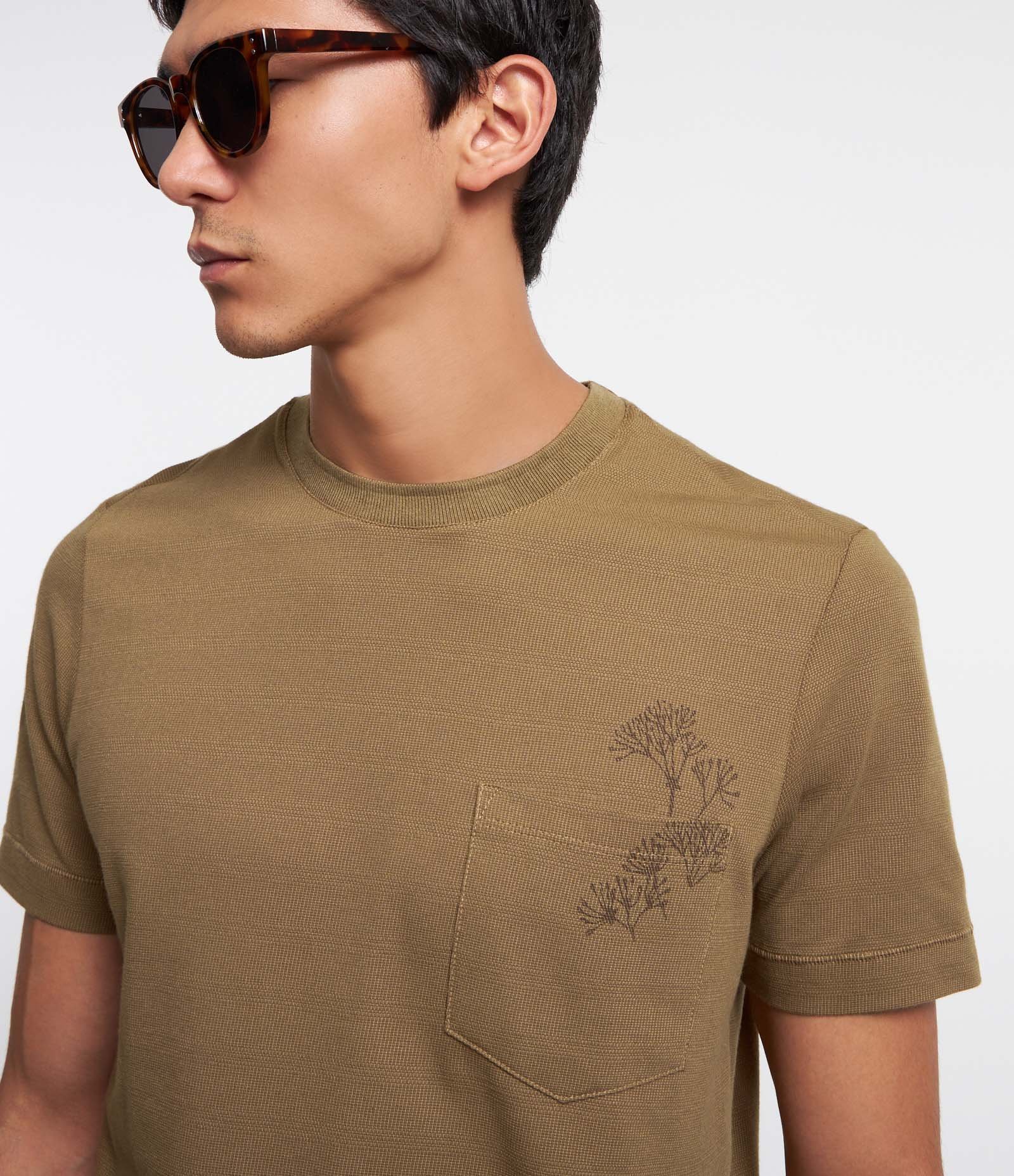 Camiseta com Estampa Localizada e Bolso Marrom 1