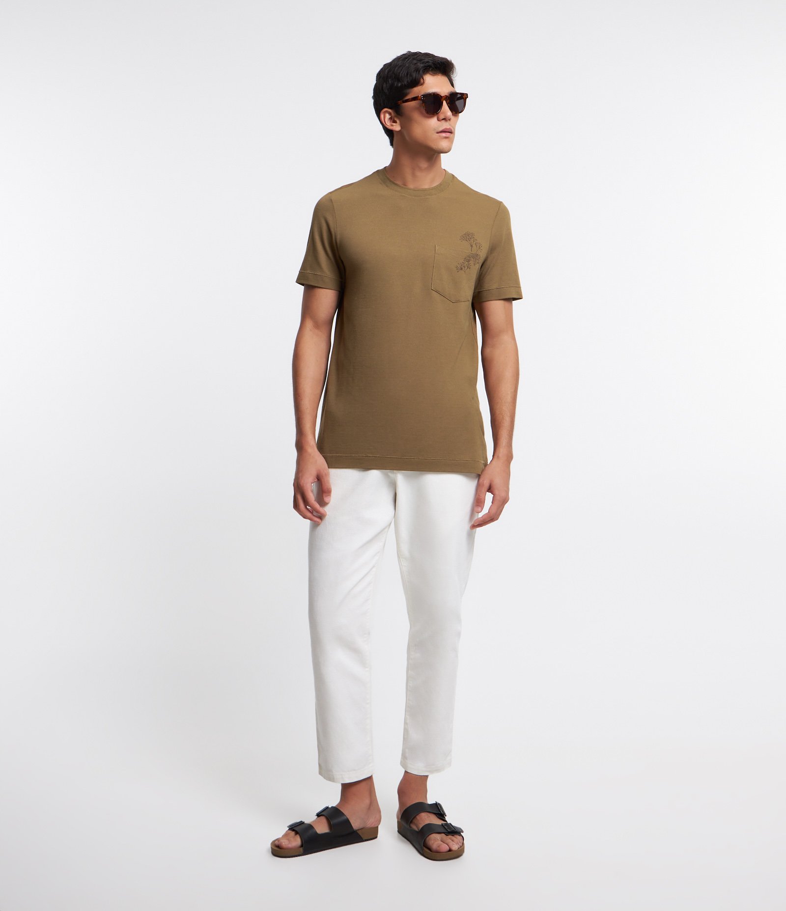 Camiseta com Estampa Localizada e Bolso Marrom 2