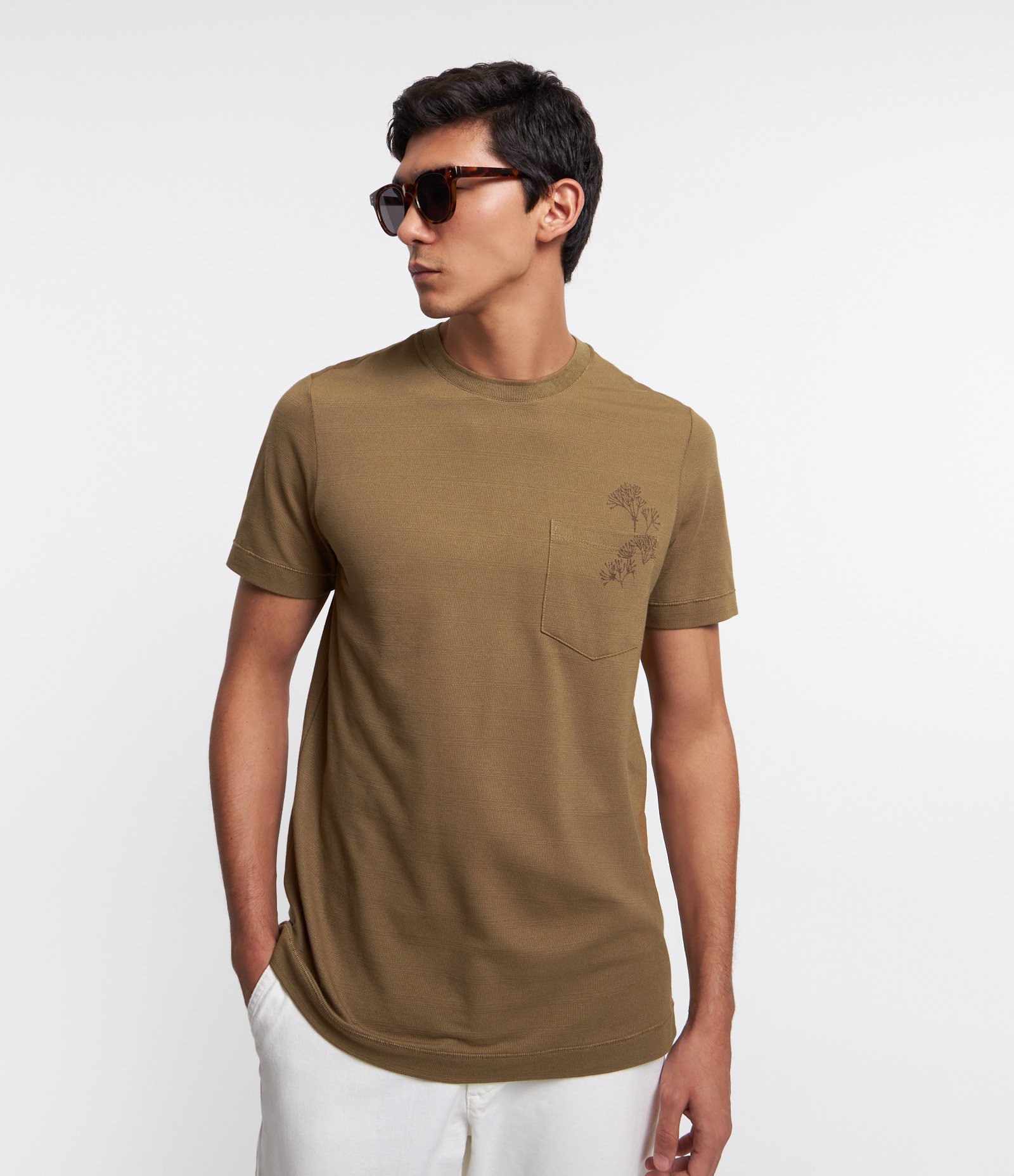 Camiseta com Estampa Localizada e Bolso Marrom 3