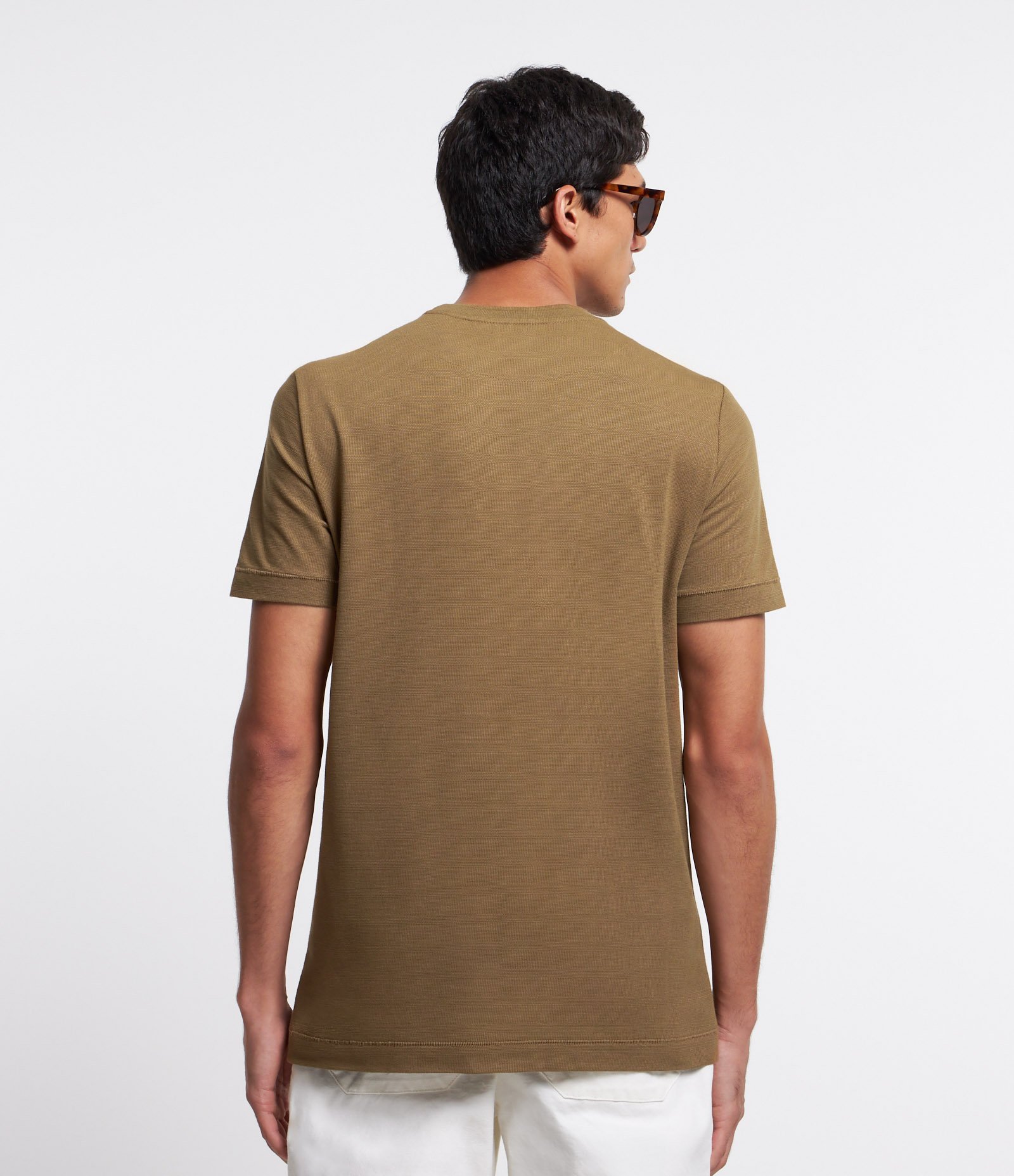 Camiseta com Estampa Localizada e Bolso Marrom 4
