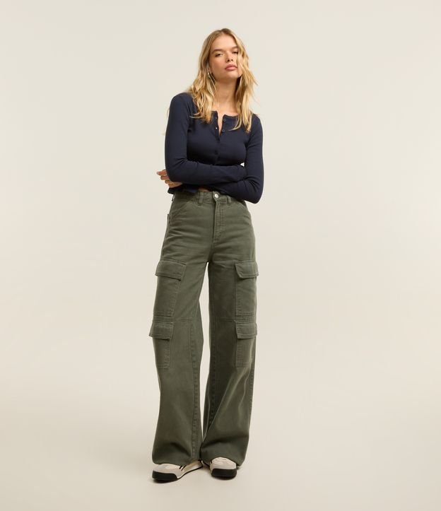 Calça Wide Leg Cintura Alta em Sarja com Bolsos Cargo
