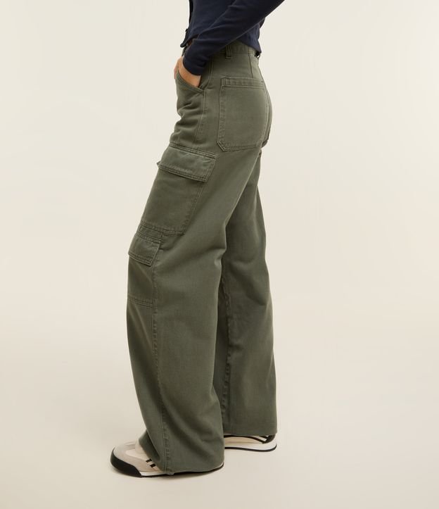 Calça Wide Leg Cintura Alta em Sarja com Bolsos Cargo