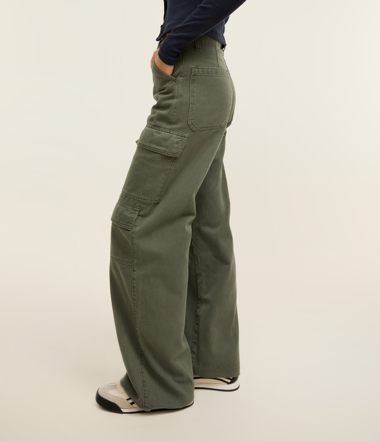 Calça Wide Leg em Sarja com Cintura Alta e Bolsos Cargo Verde Militar 2