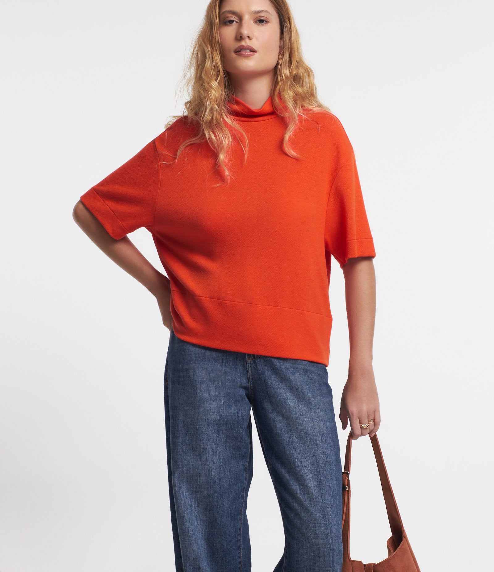 Blusa em Viscose com Gola Alta e Barra Larga Laranja 2
