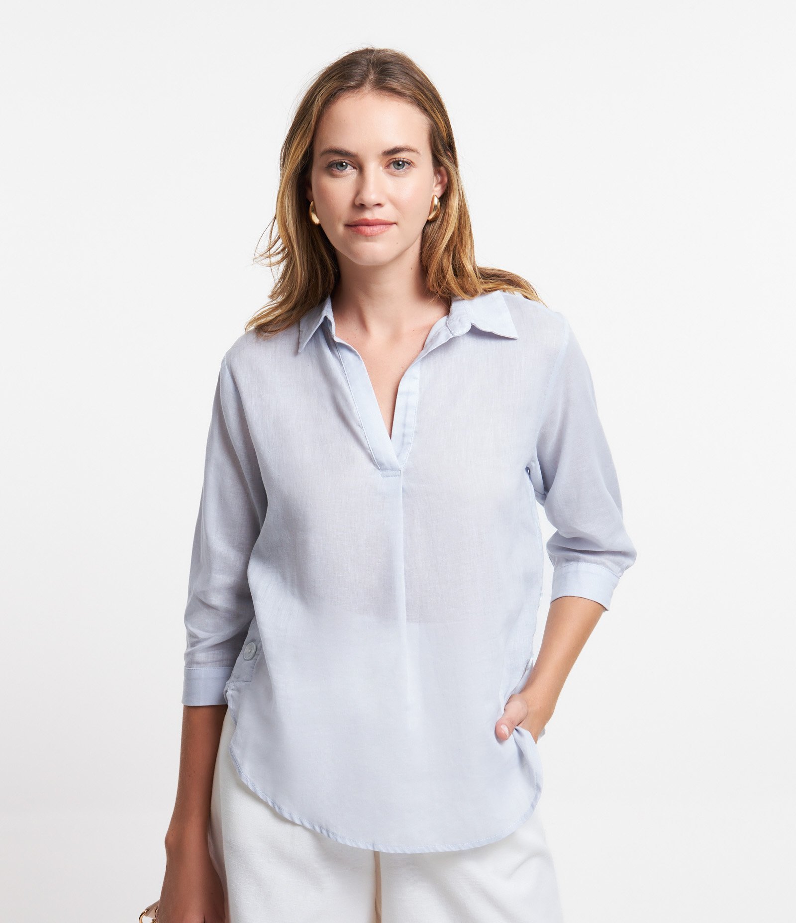 Blusa em Tricoline com Decote V e Botões nas Laterais Azul Claro 1
